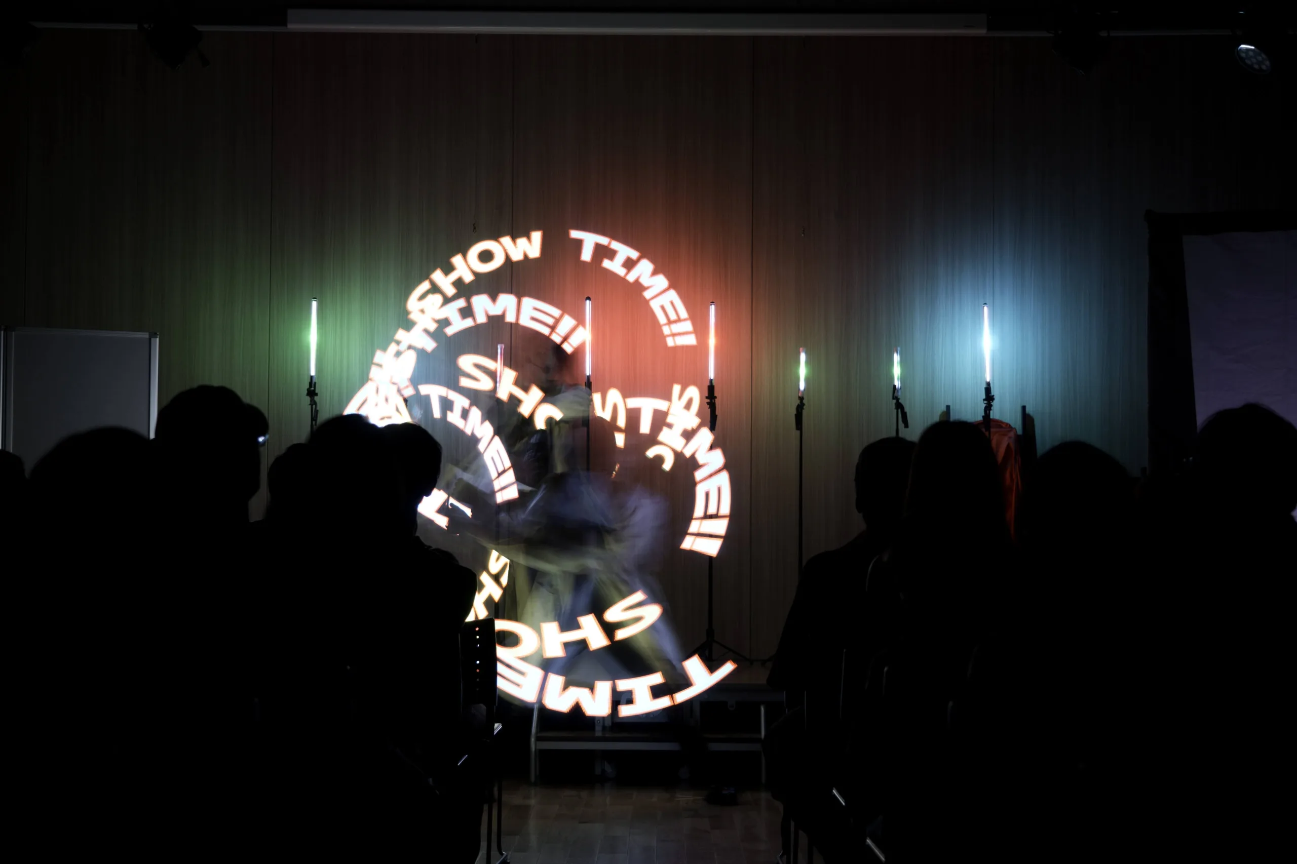 LEDの光でSHOW TIMEの文字を空中に描く演出