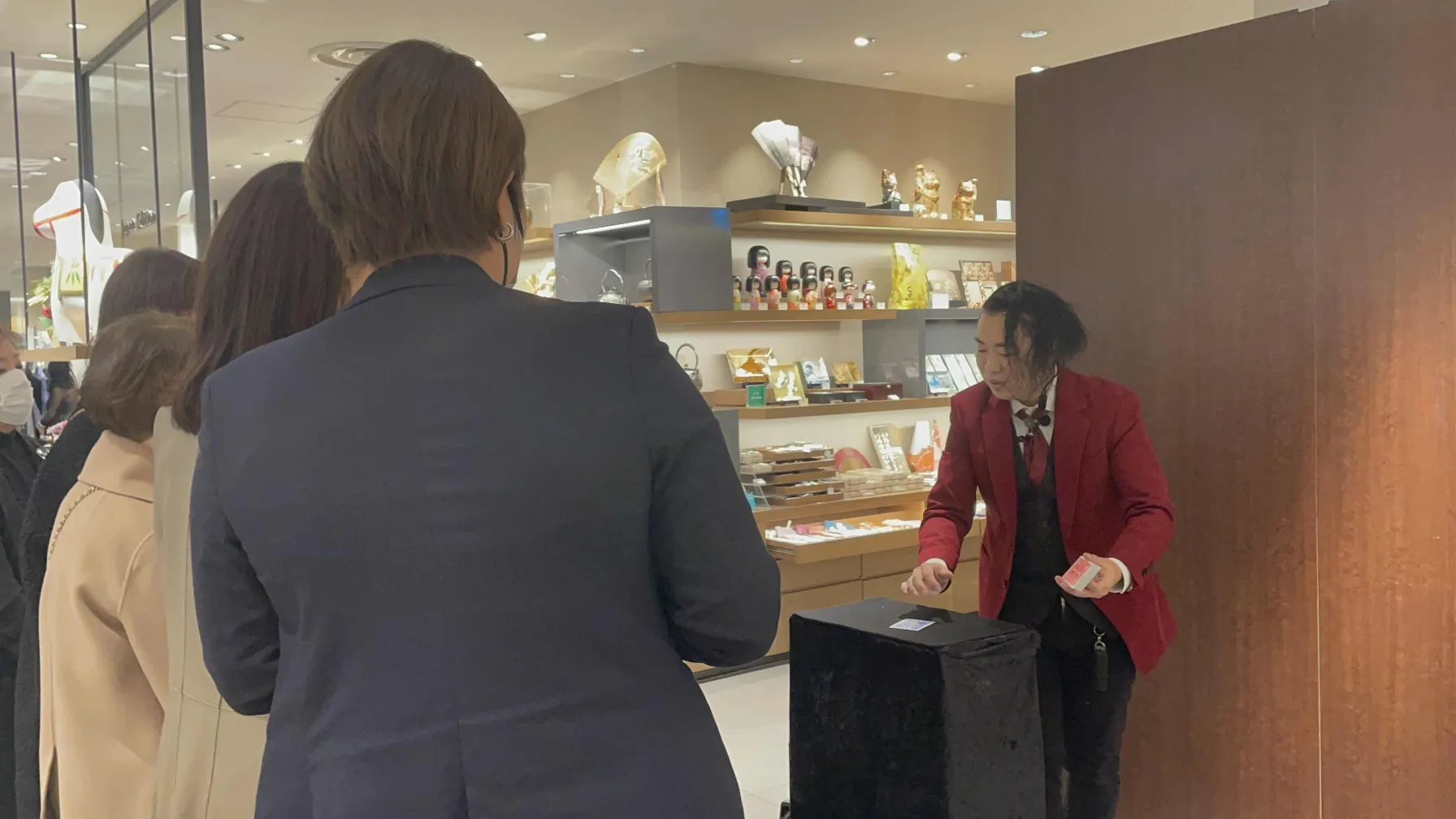 銀座三越の招待制イベントでカードマジックを披露する曜